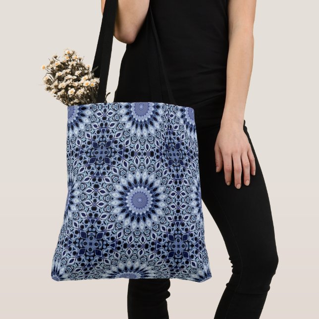 Bolsa Tote Padrão de Mandala de Caleidoscópio Azul e Branco (Close Up)