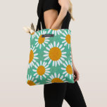 Bolsa Tote Padrão de margarida superdimensionado<br><div class="desc">A pintura inspirou um padrão com margaridas de tamanho excessivo sobre fundo verde. Personalize com o nome sobre o retângulo de cinza no topo.</div>