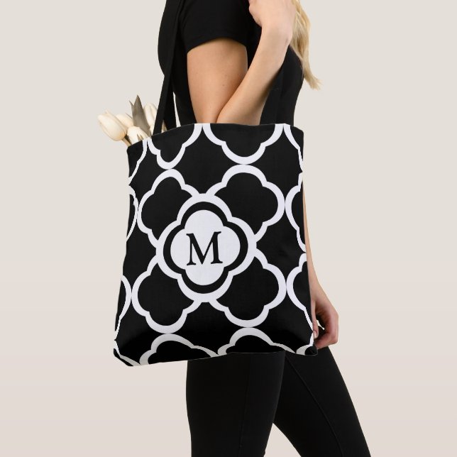 Bolsa Tote Padrão De Quatrefoil Branco E Preto Monograma (Close Up)