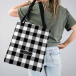 Bolsa Tote Padrão de Xadrez de Buffalo Preto Monograma de Bri<br><div class="desc">Este saco de tote de xadrez de búfalos preto monograma de damas de honra é o presente perfeito para ela. A design apresenta um padrão clássico de xadrez de búfalo preto e branco. Personalize a bolsa com seu primeiro ou sobrenome.</div>