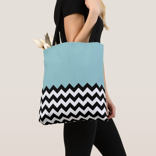 Bolsa Tote Padrão de ziguezague preto e branco, Chevron, azul (Close Up)
