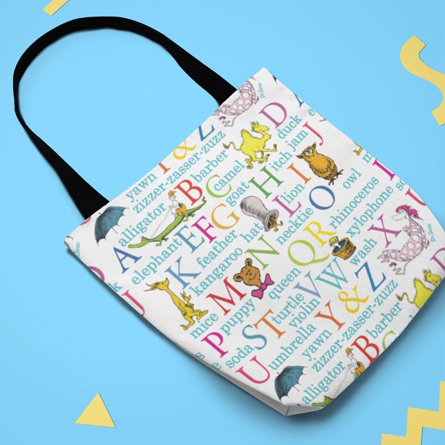 Bolsa Tote Padrão do alfabeto do Dr. Seuss com palavras (Tote bag laying on table)