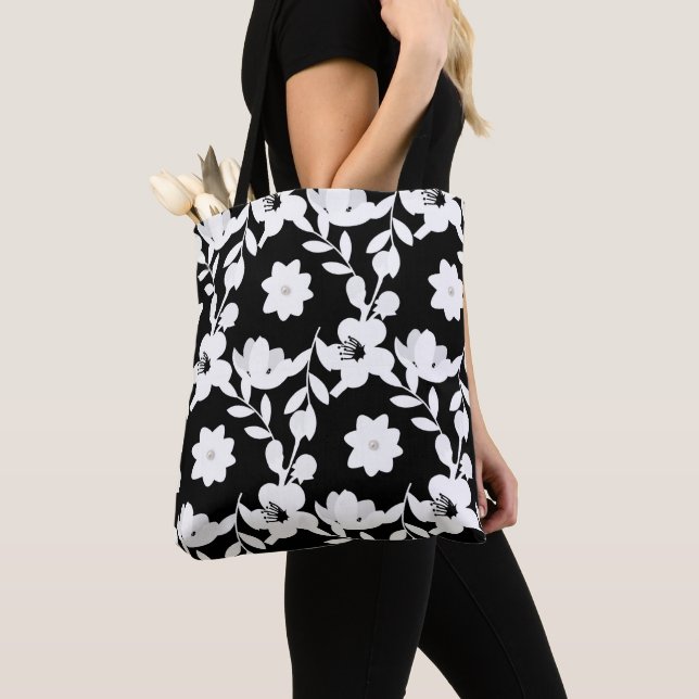 Bolsa Tote padrão floral preto e branco com pérolas (Close Up)