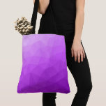 Bolsa Tote Padrão geométrico de gradiente de lavanda roxa<br><div class="desc">Malha geométrica triangular com gradiente ombre de lavanda púrpura, claro a escuro.</div>