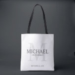 Bolsa Tote Padrinhos de casamento Masculinos Personalizados<br><div class="desc">Adicione um toque pessoal ao seu casamento com padrinhos de casamento personalizados. Este saco apresenta o nome de padrinho de casamento personalizado com título e data de casamento em cinzas e monograma em cinzas leves como fundo, no estilo clássico da serifa, em fundo branco. Também perfeito para o melhor homem,...</div>