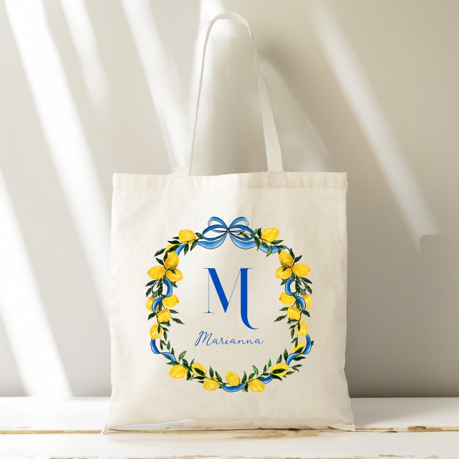 Bolsa Tote Padrões personalizados de damas de arco azul-limõe (Lemons blue bow ribbon personalized bridesmaids gifts monogrammed tote bag)