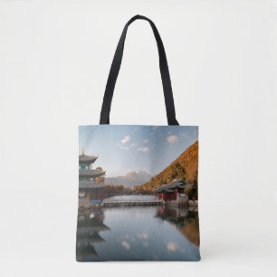 BOLSA TOTE PAGODA VERDE E COROA NO CORPO DA ÁGUA PERTO DA MO