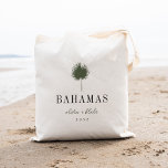 Bolsa Tote Palm Frond Destination Wedding Welcome<br><div class="desc">Bem-vindos convidados ao seu casamento de destino com estas mochilas modernas e personalizadas. Design apresenta uma ilustração verde-escura de fronte de palma com seu destino de casamento embaixo (mostrado com Bahamas) em caracteres clássicos de serifa. Adicione seus nomes em um script cursivo manuscrito, assim como no ano. As cores podem...</div>