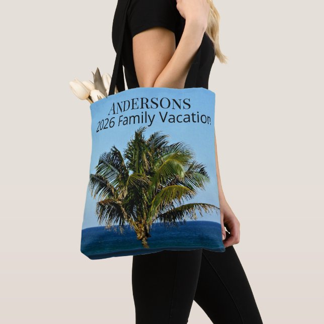 Bolsa Tote Palm Tree & Ocean Photo | Family Name + Year (Close Up)