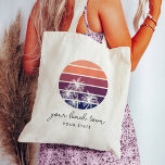 Bolsa Tote Palm Tree Sunset Cidade e Estado Personalizados<br><div class="desc">Personalize este belo bolsa da praia com o nome da sua cidade ou cidade em um roteiro manuscrito,  com o estado sob o sans serif moderno. Design apresenta um pôr do sol gradiente de estilo vintage com silhuetas de palmeiras sobrepostas.</div>