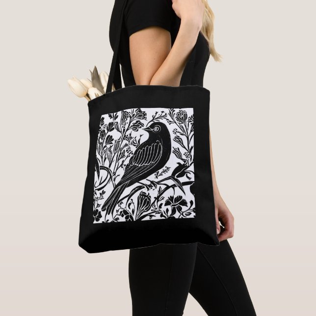 Bolsa Tote Pássaro em uma ramificação com flores em preto e b (Close Up)