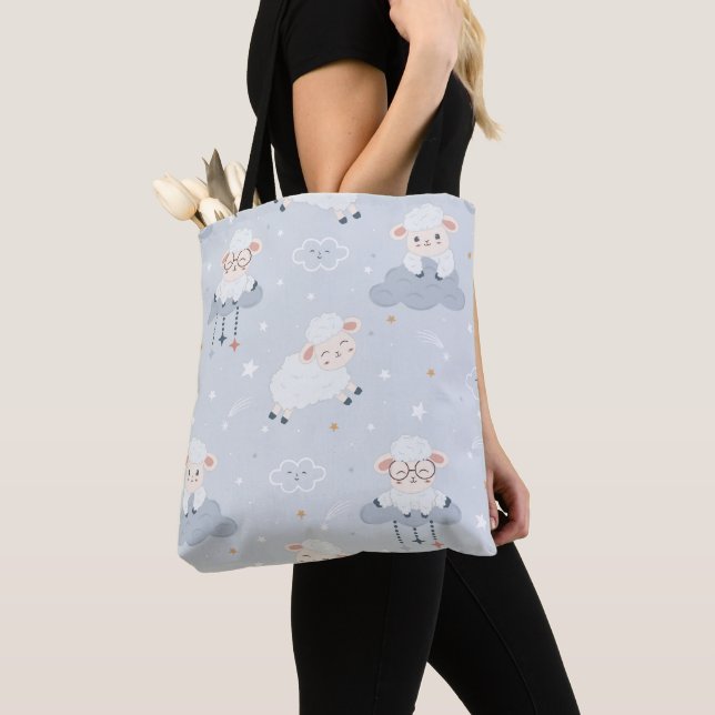 BOLSA TOTE PASTEL AZUL COM BOVINOS DE BEBÊ EM NUVENS (Close Up)