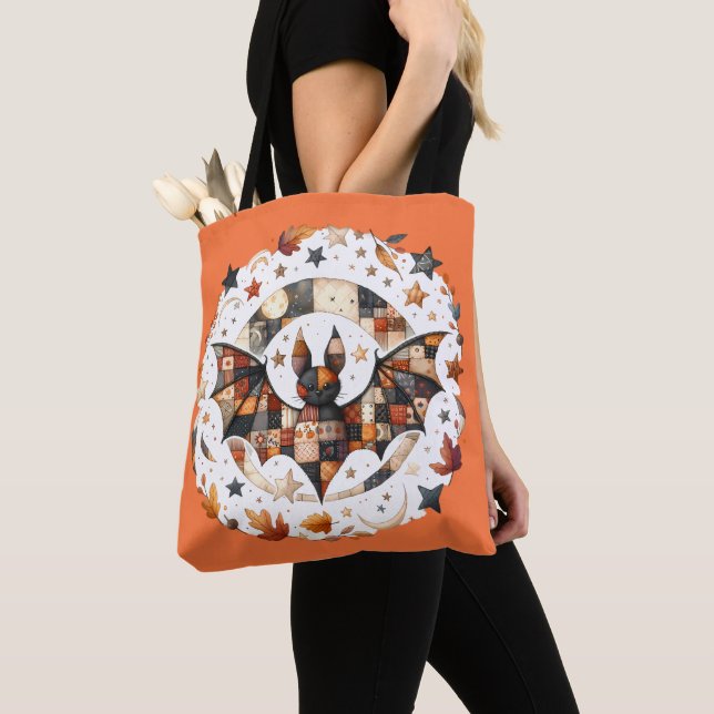 Bolsa Tote Patchwork Halloween Bat nas Colunas do Outono (Close Up)