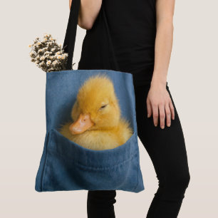 Bolsa Tote Patinho Amarelo no Bolso de uma Camiseta Azul
