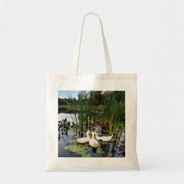 Bolsa Tote Patos brancos clássicos num lago bonito (Frente)