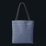 Bolsa Tote Patterno Festivo Russo Hanukkah Menorah<br><div class="desc">Festivo Russo Hanukkah Menorah Pattern Tote Bag com um padrão fofo de menorás festivos num sutil fundo azul de férias e espaço para seu nome ou monograma. Use esta bolsa adorável para todos os seus Chanucá comprando ou dê-la como um presente delicioso!</div>