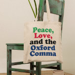 Bolsa Tote Peace Love Oxford Comma Engraçado Gramática<br><div class="desc">Paz,  Amor,  e o Coma Oxford. Um saco de pontuação hilariante com uso adequado da vírgula de Oxford. Esta engraçada piada gramatical será um sucesso para um professor ou escritor de literatura inglesa.</div>