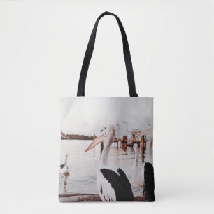 BOLSA TOTE PELICAN BRANCO NO CORPO DE ÁGUA DURANTE O DIA