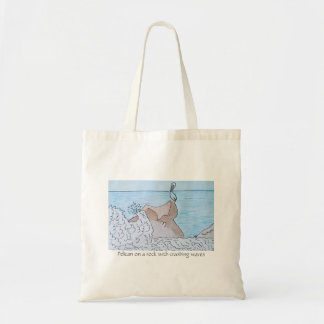 Bolsa Tote Pelicano em uma rocha com ondas quebrando