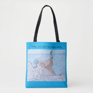 Bolsa Tote Pelicano em uma rocha perto das ondas do oceano