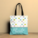 Bolsa Tote Personalizado pelo Clássico Noiva de Casamento Mod<br><div class="desc">Este design moderno apresenta um padrão de diamantes com o texto "Bride (seu nome)" em tipografia elegante. Perfeito para casamentos e festas de noivado. #casamento #noivado #noiva #bridetobe #wedinginspiração #weddinginspo #bolsas #totebags #bolsas #acessórios #weddingacessórios #moda #moda</div>