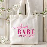 Bolsa Tote Personalizar Babe Engraçado Dizendo Nome Personali<br><div class="desc">Personalizado Babe Funny Say Personalizado Name Tote Bags apresenta um simples design com o texto "bebê personalizado" na tipografia de um script de caligrafia rosa moderno e personalizado com seu nome. Perfeito para um presente divertido para a mãe, melhores amigos, namorada, para o aniversário, Natal, feriados, Dia de as mães...</div>