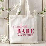 Bolsa Tote Personalizar Babe Engraçado Dizendo Nome Personali<br><div class="desc">Personalizado Babe Funny Say Personalizado Name Tote Bags apresenta um simples design com o texto "bebê personalizado" na tipografia de um script de caligrafia rosa moderno e personalizado com seu nome. Perfeito para um presente divertido para a mãe, melhores amigos, namorada, para o aniversário, Natal, feriados, Dia de as mães...</div>