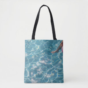 Bolsa Tote Pessoa na piscina de natação