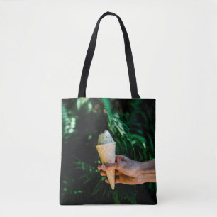 Bolsa Tote Pessoa que detém o sorvete