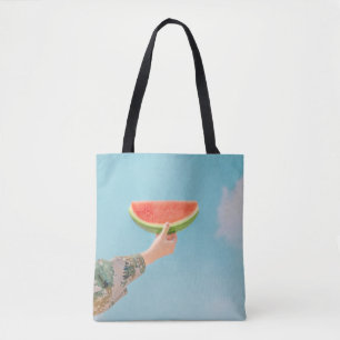Bolsa Tote Pessoa que segura melancia fatiada