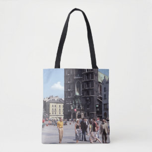 BOLSA TOTE PESSOAS EM PÉ AO LADO DO CATHEDRAL CONCRETO