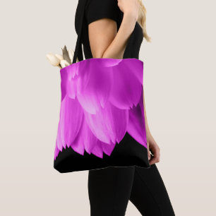 Bolsa Tote Pétalas de flor rosa quente sobre preto