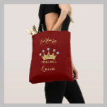 Bolsa Tote Pickleball Queen Glam Glitz Monograma Nome Dourado<br><div class="desc">Gal-de-Pickleball — Diversão Glitz Glam Diamantes Dourados em sua Coroa — ela será uma vencedora com esta bolsa especial de tote — realmente a torna a rainha do campo — Glamorosa com a coroa de ouro e apenas um pouco "acima" mas pronta para jogar seu jogo. Este é um presente...</div>