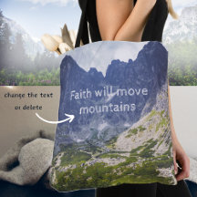 Picos de montanhas azuis e um vale