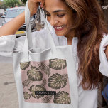 Bolsa Tote Pink Tropical e Palm Dourado deixa padrão e nome<br><div class="desc">O padrão Tropical Pink & Dourada Palm Leaves apresenta um design vibrante e exótico inspirado pela estética tropical. O esquema de cores gira em torno de tons de rosa e ouro, criando uma aparência luxuosa e na moda. O padrão consiste em folhas de palma rendidas em vários tamanhos e orientações,...</div>
