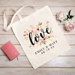 Bolsa Tote Pink Watercolor Flowers Casamento Monograma<br><div class="desc">O design de saco de tota personalizado apresenta a palavra "Amor" num estilo de escrita preto, com letra de mão, enquadrado por um belo design floral pintado de cor-de-água, cor-de-rosa pastel, pincel, primavera de pêssego, flores rosa e folhas verdes. Também está incluído um monograma moderno e elegante dos nomes da...</div>