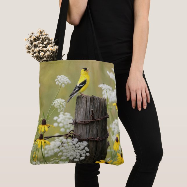Bolsa Tote Pintassilgo Cantando em uma Estaca de Cerca (Close Up)