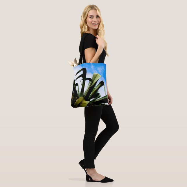 Bolsa Tote Planta Verde Aloe com Céu Azul Brilhante (No(a) Modelo)