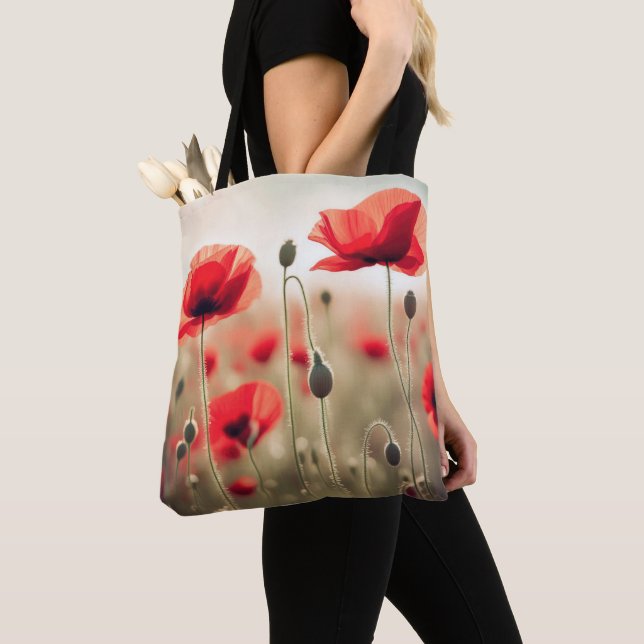 Bolsa Tote Poppies vermelhos num campo (Close Up)
