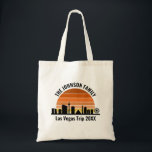Bolsa Tote Pôr do sol personalizado de férias em Las Vegas St<br><div class="desc">Bolsas tote personalizadas com a silhueta de Las Vegas em pôr do sol para as férias em família ou viagem de despedida de solteiro na cidade das luzes. Jogue de nascer do sol ao pôr do sol nesta cidade e lembre-se disso com este souvenir de recordação.</div>