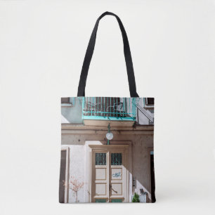 Bolsa Tote Porta de madeira castanha sobre construção de be