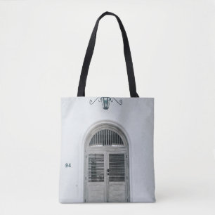 BOLSA TOTE PORTA DE MADEIRA DE CINZA FECHADA ABAIXO DO CONCEI