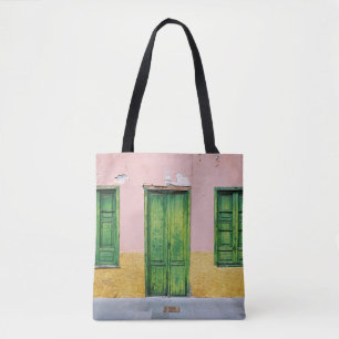 BOLSA TOTE PORTA DE MADEIRA VERDE NA PAREDE DE CONCRETO BRANC