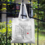 Bolsa Tote Portland Love Locator | Boas-vindas ao Casamento d<br><div class="desc">Uma bolsa de tote divertida para um casamento ou qualquer outra ocasião ocorrendo na bela cidade de Portland, Oregon. Este bolsa apresenta um mapa de despesas gerais do centro da cidade dentro a um quadro de caixas delimitadas a preto. No topo está uma breve saudação bem-vinda e o nome da...</div>
