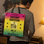 Bolsa Tote Poster do Vintage Ombre Concert com Foto Personali<br><div class="desc">Celebrar músicos com esta bolsa de tote personalizada. Está pronto para ser personalizado com o nome deles, o seu próprio texto personalizado e uma fotografia. A bolsa está no estilo de um poster de concerto vintage. A inscrição a preto a negrito é colocada sobre um fundo de tonalidade magenta, amarela...</div>