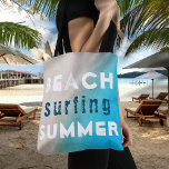 Bolsa Tote Praia Surfing Summer Typografia Sand Ocean<br><div class="desc">Praia Surfing Summer Typografia Sand Ocean Tote Bag. Tipografia de Praia Surfing em cores brancas e azuis em fundo de areia e oceano. O verão vibe para você. Você pode mudar qualquer texto na bolsa.</div>
