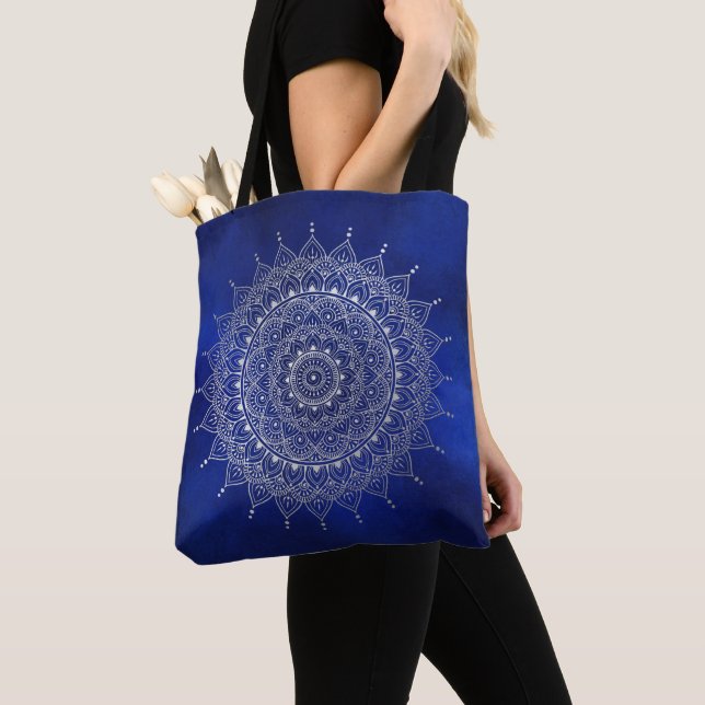 Bolsa Tote Prata elegante no Floral Azul Profundo Henna Manda (Close Up)