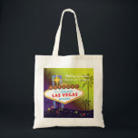 Bolsa Tote Presente de Madrinha de casamento de Casamento Gla<br><div class="desc">Grande e glamouroso sinal de strip Las Vegas palmeiras altas e estrelas coloridas fundo amarelo e roxo ilustrado em Madrinhas de casamento personalizadas. Personalize a arte e os sacos de tote exclusivos para a sua madrinha de casamento e/ou as damas de ponte para os obrigado! ((Você pode encontrar os essenciais...</div>