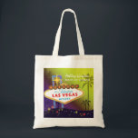 Bolsa Tote Presente de Madrinha de casamento de Casamento Gla<br><div class="desc">Grande e glamouroso sinal de strip Las Vegas palmeiras altas e estrelas coloridas fundo amarelo e roxo ilustrado em Madrinhas de casamento personalizadas. Personalize a arte e os sacos de tote exclusivos para a sua madrinha de casamento e/ou as damas de ponte para os obrigado! ((Você pode encontrar os essenciais...</div>