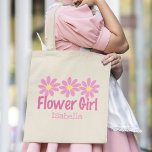 Bolsa Tote Presente Personalizado De Casamento De Daisy Daisy<br><div class="desc">Um presente de tote de uma garota de flor personalizada para as meninas especiais na sua festa de noiva. Bonito flores rosa-margaridas com o nome da criança embaixo em um belo presente de crianças personalizadas.</div>